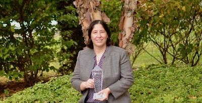 Sara Lolar with award