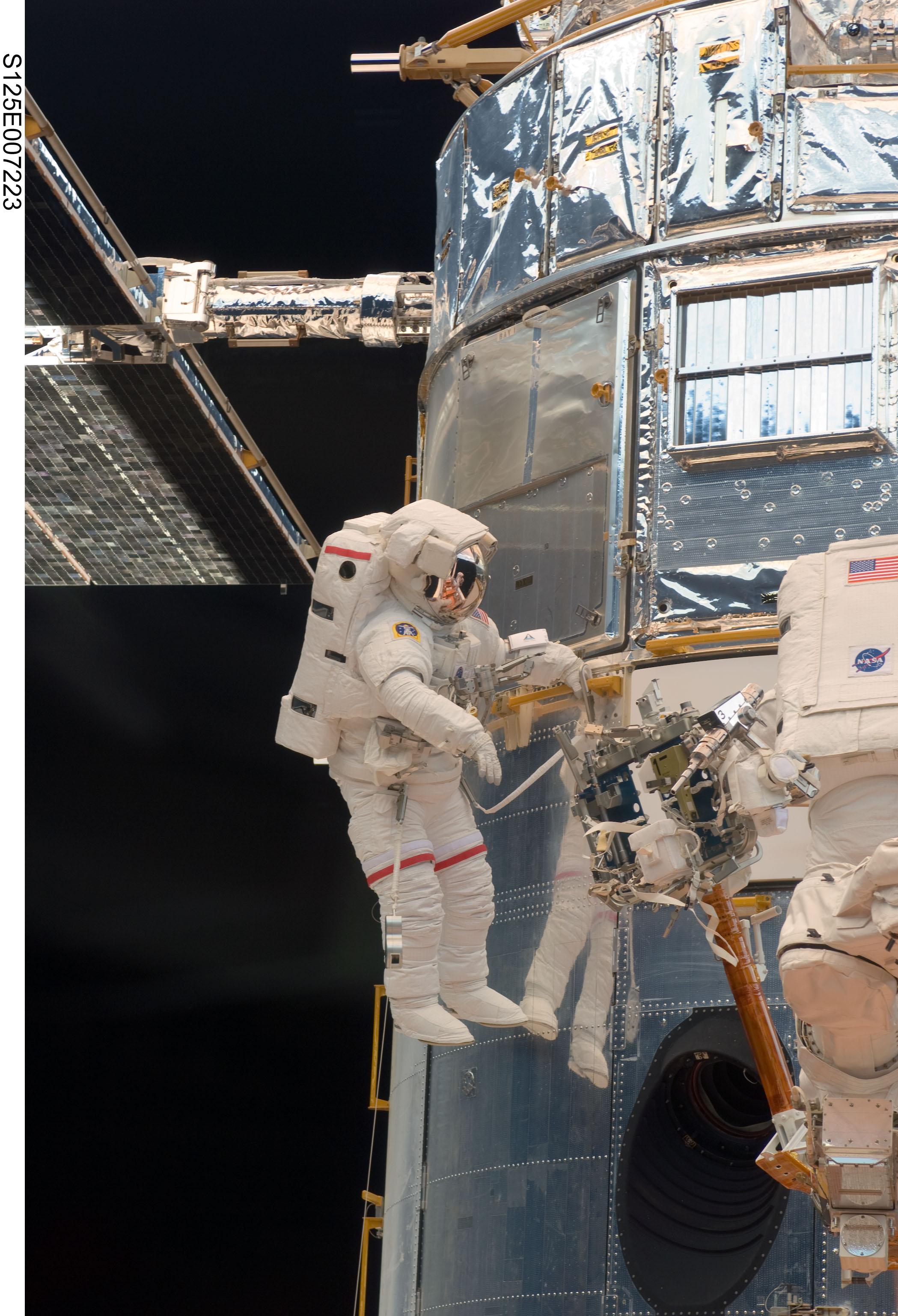 Astronaut fixing Hubble telescope satellite