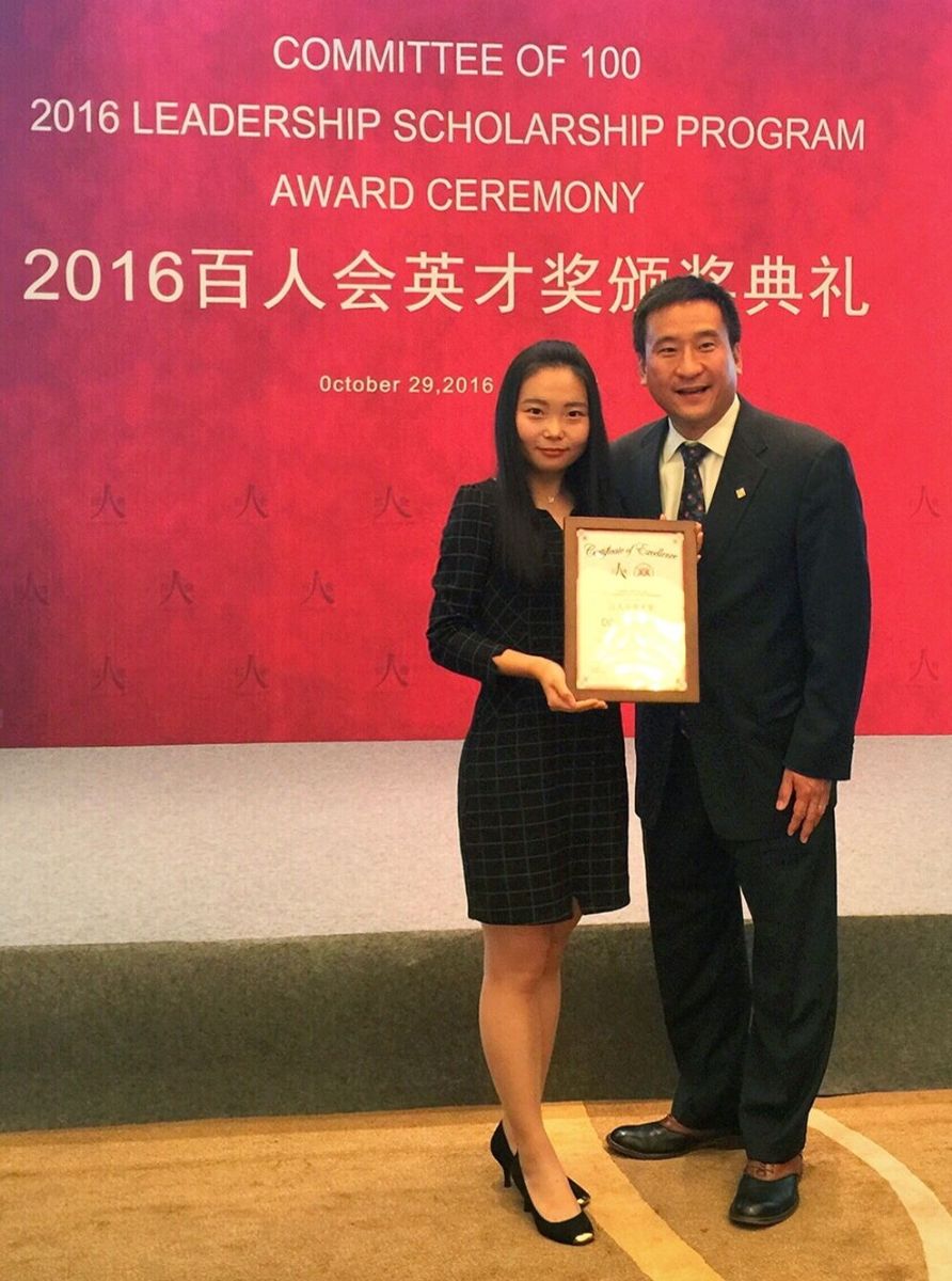 Jiawei (Jessica) Dong receiving her award