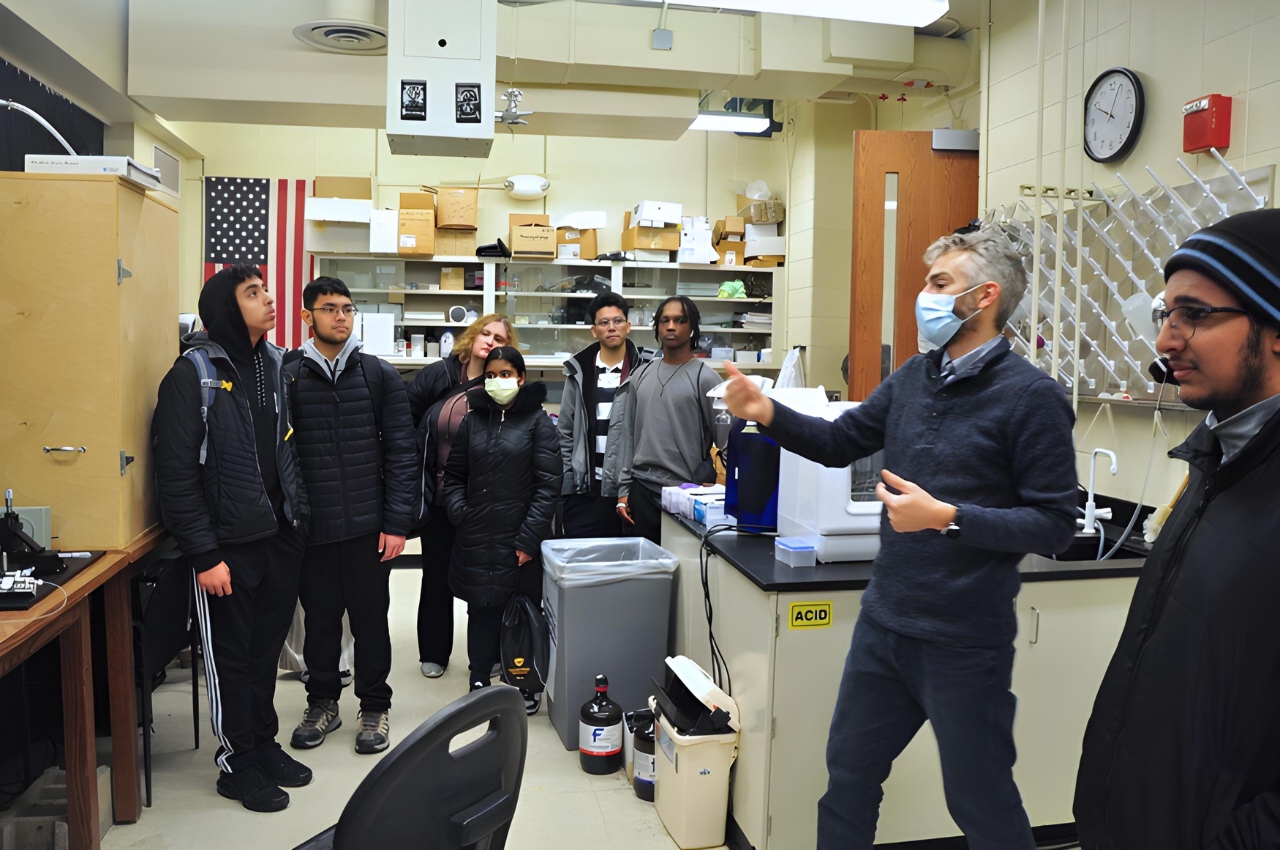 Chris Kelly and high school students visiting his lab