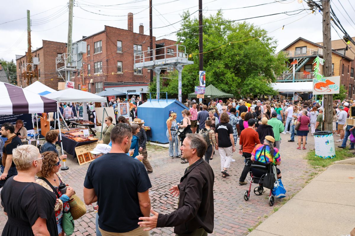  A large crowd enjoy Dally in the Alley