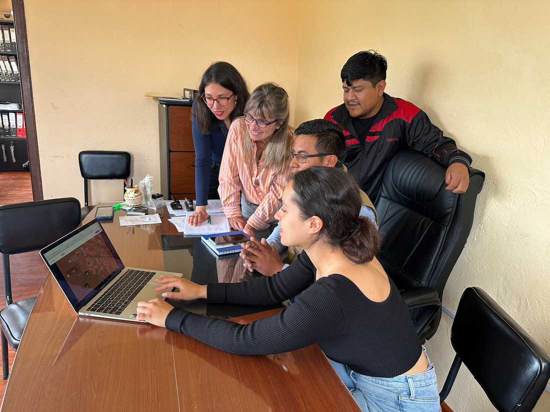 Student demo the virtual museum developed for the community as part of the San Miguel de Porotos Archaeological Project in the mayor’s office