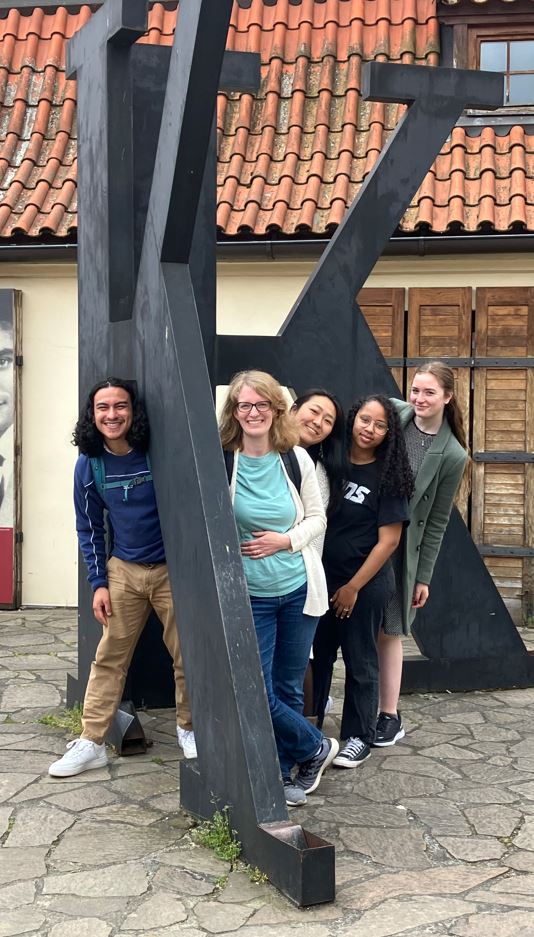 Dr. Coleman with JYMers at the Kafka Museum in Prag, May 2023