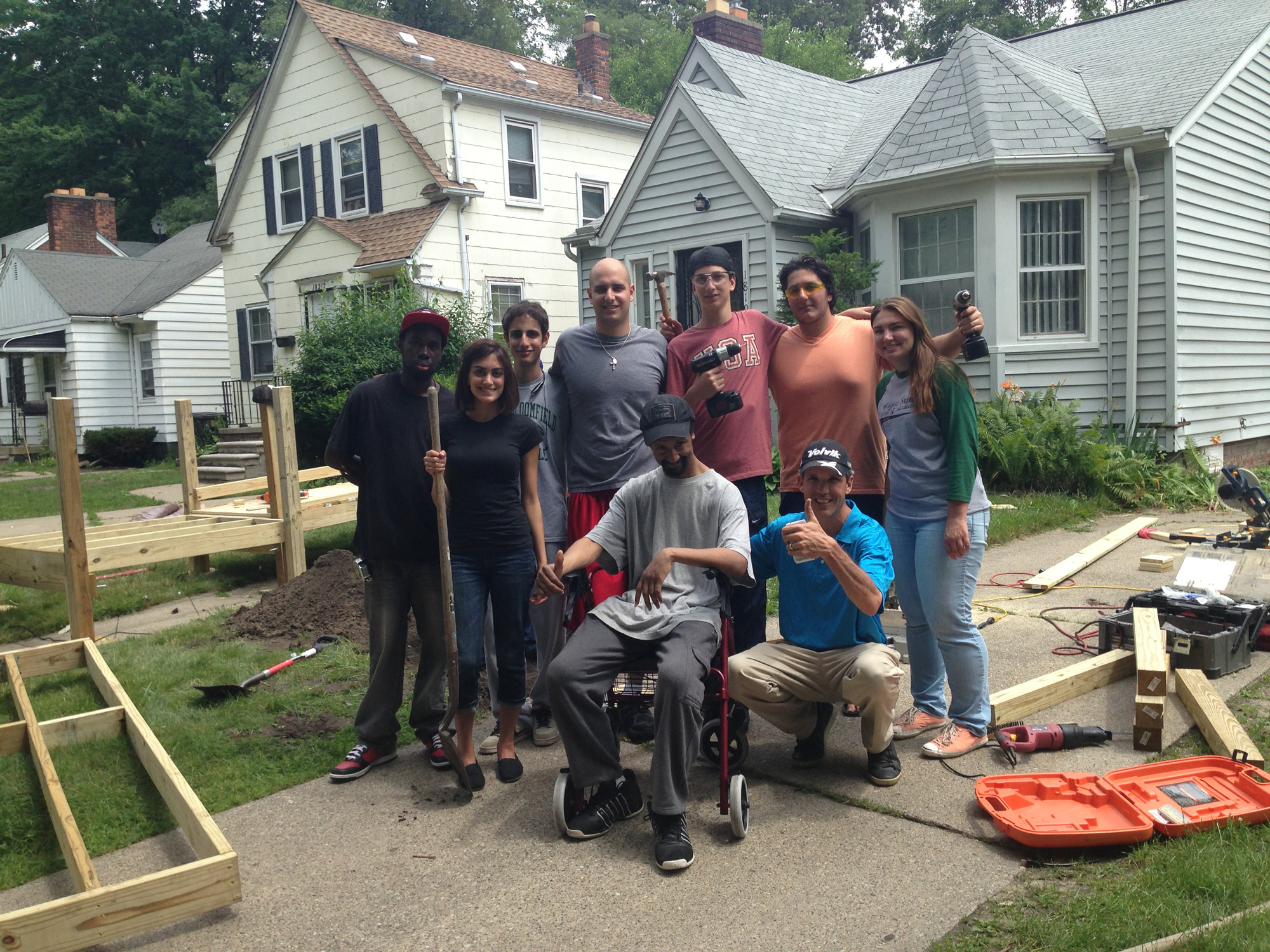 WSU students helping Detroiter needing wheelchair ramp