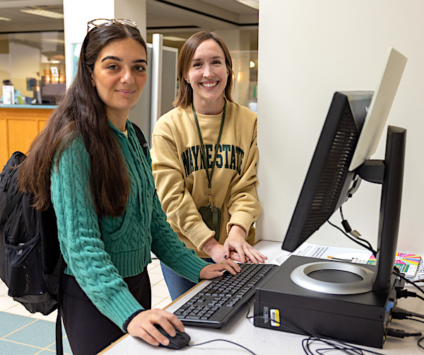 Wayne State librarian assists student at computer